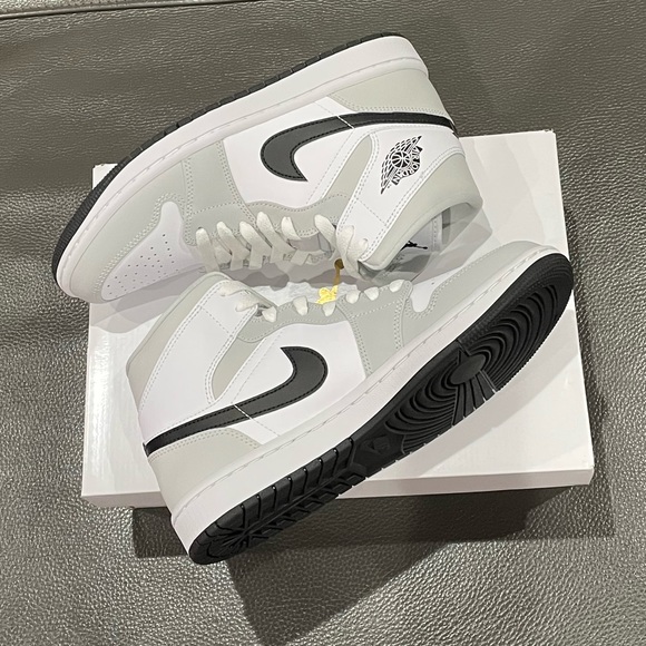 ❌SOLD❌ BRAND NEW WOMENS AIR JORDAN 1 MID - GREY FOG Popular Women's Sneaker - Picture 6 of 8